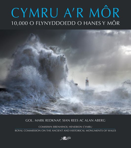 DATHLU DROS 10,000 O FLYNYDDOEDD O HANES Y MÔR MEWN LLYFR NEWYDD
